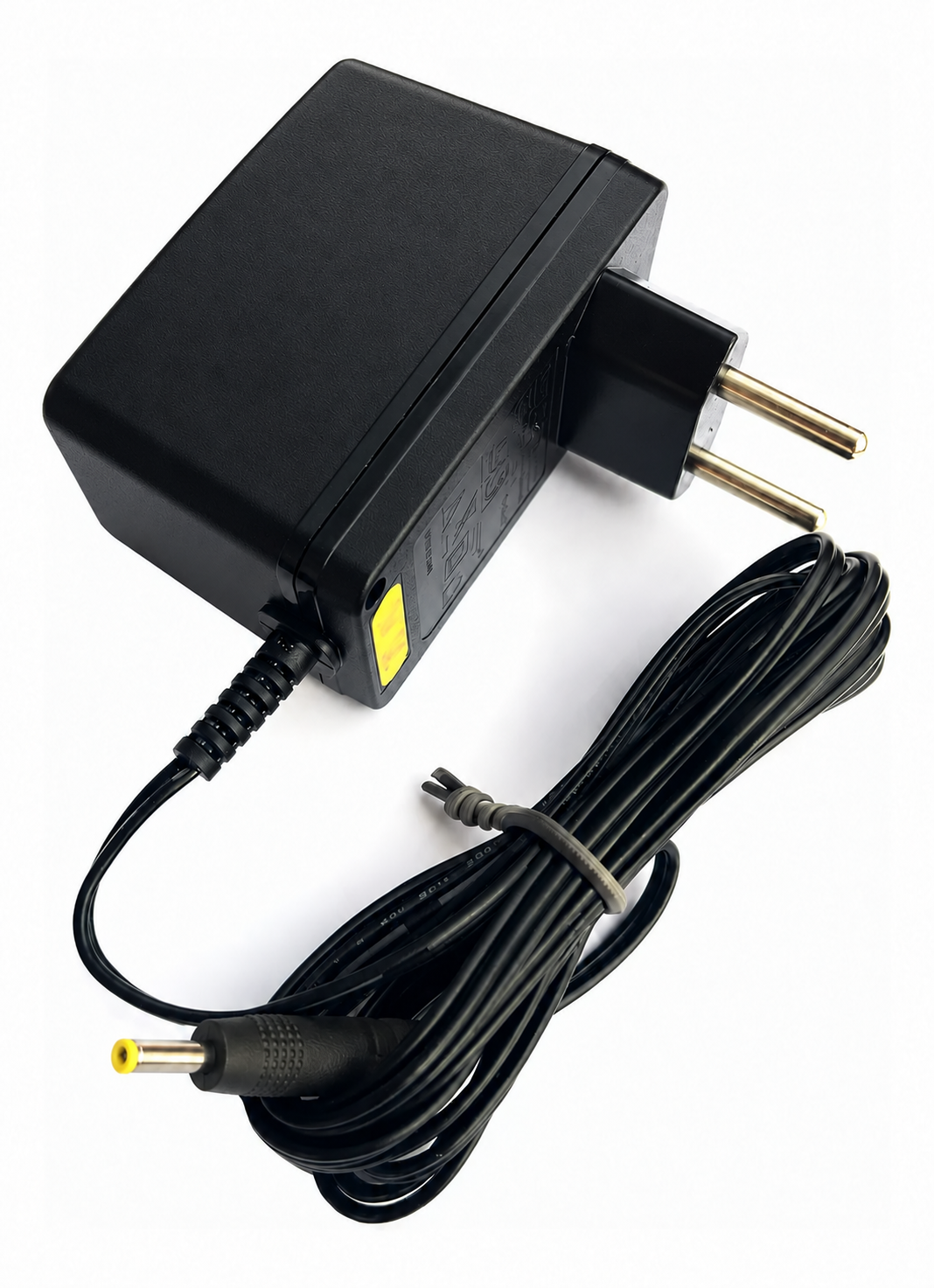 Fonte de alimentação preta com cabo e conector de ponta amarela